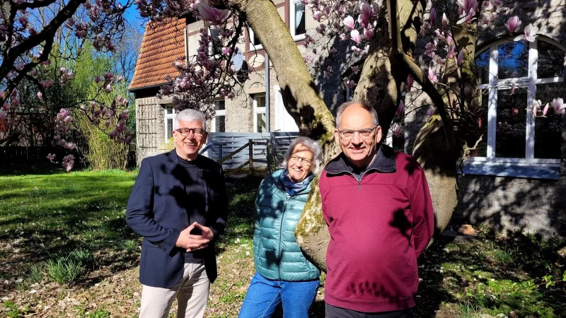 Dr. Bodo Wittig, Elke Brakhage und Wolfgang Krause sind im neuen Vorstand des Heimatvereins Lüerdissens aktiv. Ganz wichtig ist ihnen das Haus der Begegnung, das sie noch stärker in die Dorfgemeinschaft einbinden wollen. - © Katrin Kantelberg