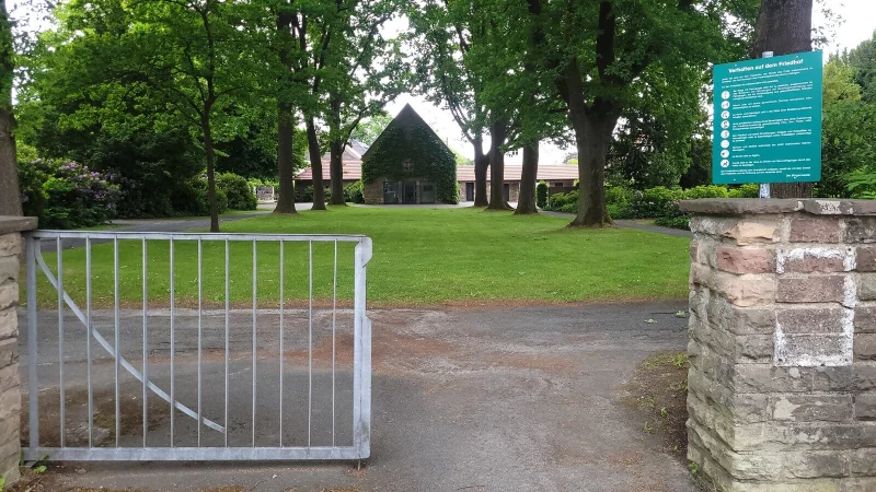 Pömpel sollen die Zufahrt zum Friedhof Rintelner Straße versperren. - © Katrin Kantelberg