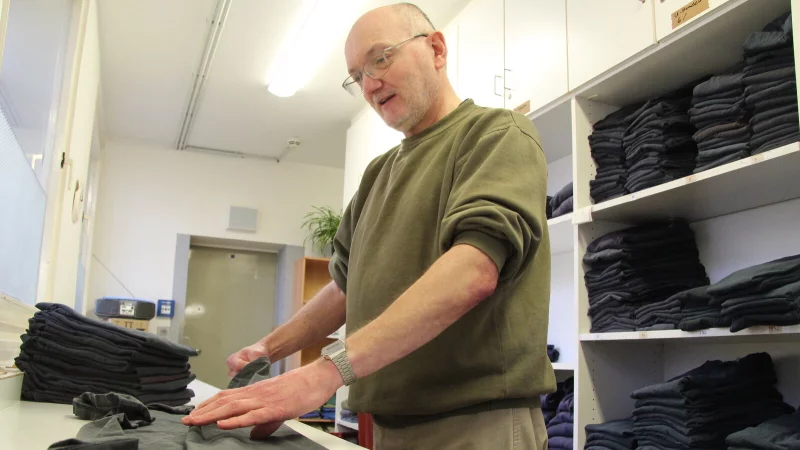 Dirk Schneider arbeitet seit Fr&uuml;hjahr 2024 in der Kammer, ist unter anderem f&uuml;r die W&auml;scheausgabe zust&auml;ndig. - &copy; Carolin Brokmann-F&ouml;rster