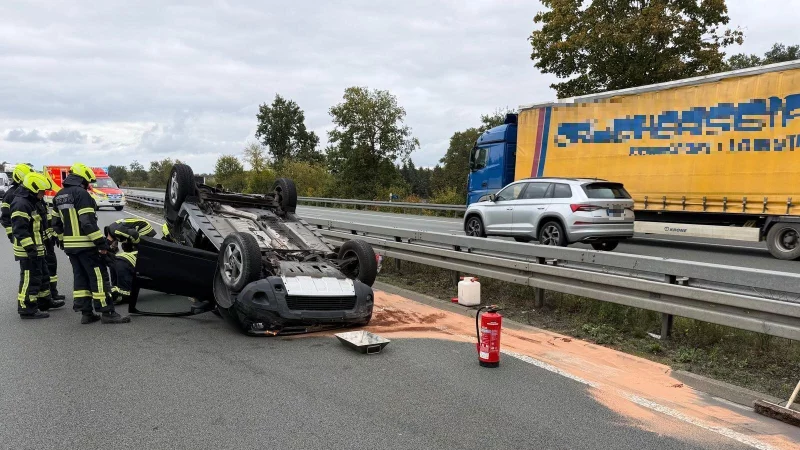 Bei einem Unfall auf der A33 bei H&ouml;velhof &uuml;berschlug sich eines der beteiligten Autos und blieb in Richtung Brilon auf der linken Fahrspur auf dem Dach liegen. - &copy; Feuerwehr H&ouml;velhof