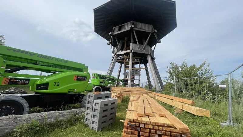 Der Eggeturm auf der Preußischen Velmerstot wird saniert. Seit einem Brand im November 2023 war der Aussichtsturm nicht mehr begehbar. Jetzt steht die Eröffnung vor der Tür. - © Silke Buhrmester