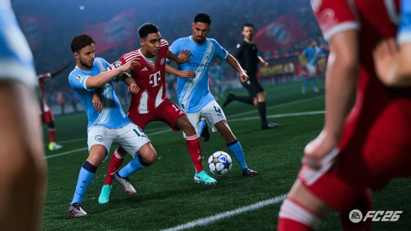 Fast wie im echten Leben: Jamal Musiala vom FC Bayern setzt sich bei "EA Sports FC 26" gegen zwei Verteidiger von Manchester City durch. - &copy; EA Sports