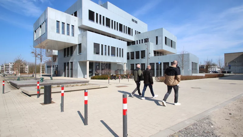 Die Poller an der Campusallee k&ouml;nnen jetzt zu Gro&szlig;veranstaltungen umgelegt werden. - &copy; Archivfoto: Jens Rademacher
