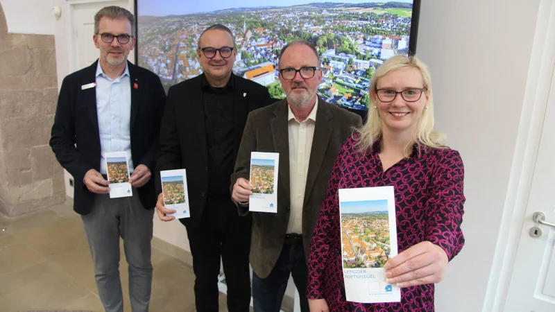 Klaus Drücker (Vorstandsvorsitzender Sparkasse Lemgo, von links), Bürgermeister Markus Baier, Norbert Stukenbröker (Vorsitzender Haus und Grund Lemgo) und Sarah Nagel (Geschäftsführerin Mieterbund OWL) halten den neuen Mietspiegel für Lemgo in den Händen. - © Nadine Uphoff