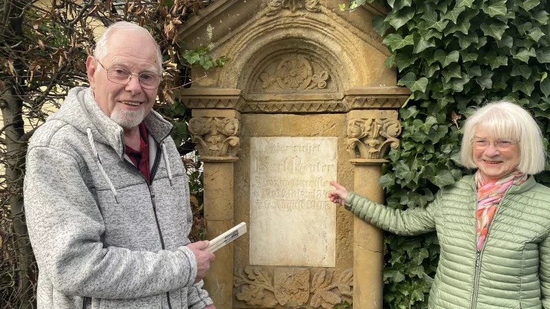 Ein Grabstein mit einer abenteuerlichen Familiengeschichte dahinter: Klaus Dieter Koch und Hella Sander beleuchten die Entwicklung der Steinmetzfamilie Reuter, die das Baugeschehen im 19. Jahrhundert pr&auml;gte. - &copy; Horst Biere
