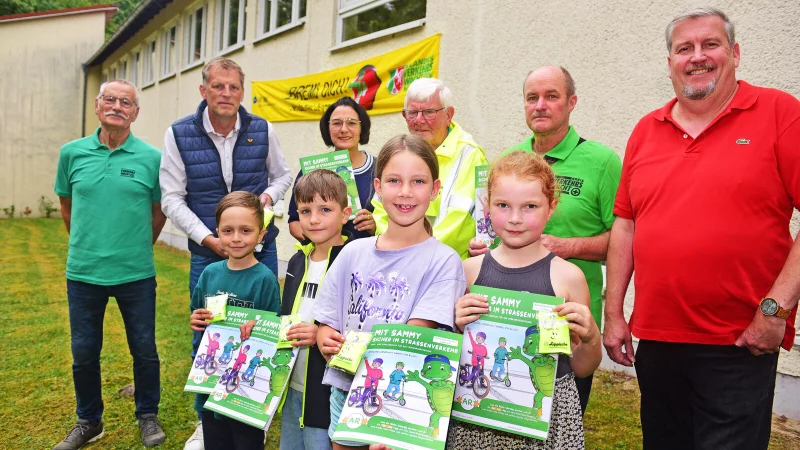 Übergabe der Mal- und Vorlesebücher an der Grundschule Kusselberg: (vorne von lins) Maximilian, Maximilian, Pauline und Juliana. (hinten von links) Udo Weber (Verkehrswacht Lippe), Jens Klusmeier (Lippische Landesbrandversicherung), Regina Schneider (K&L Verlag), Karsten Seefeld (Vorsitzender der Verkehrswacht Lippe), Cord-Helge Meier (Vorstandsmitglied Verkehrswacht Lippe) und Rüdiger Scheuß (Ortsbürgermeister Pivitsheide V.L.). - © Nicole Ellerbrake