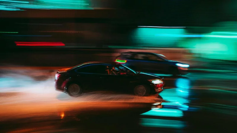 Die beiden Fahrer, die sich in Horn ein illegales Straßenrennen lieferten, haben erst mal ihre Autos und Führerscheine wieder. - © Symbolfoto: Pexels/Vova Kras