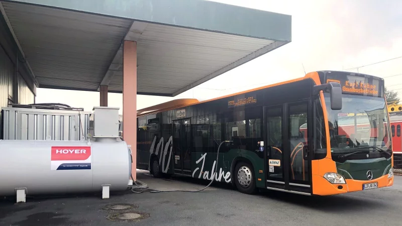 Ein Bus der VBE-Flotte wird betankt. - © vbe
