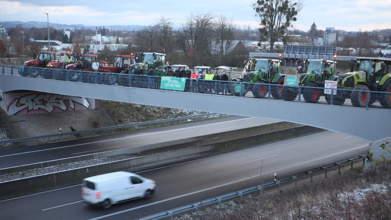 Einen Tag vor dem gro&szlig;en Demonstrationszug postierten sich Bauern aus Bad Oeynhausen auf der Br&uuml;cke &uuml;ber die A30-Nordumgehung, um ihrem Anliegen Nachdruck zu verleihen. - &copy; J&ouml;rg Stuke