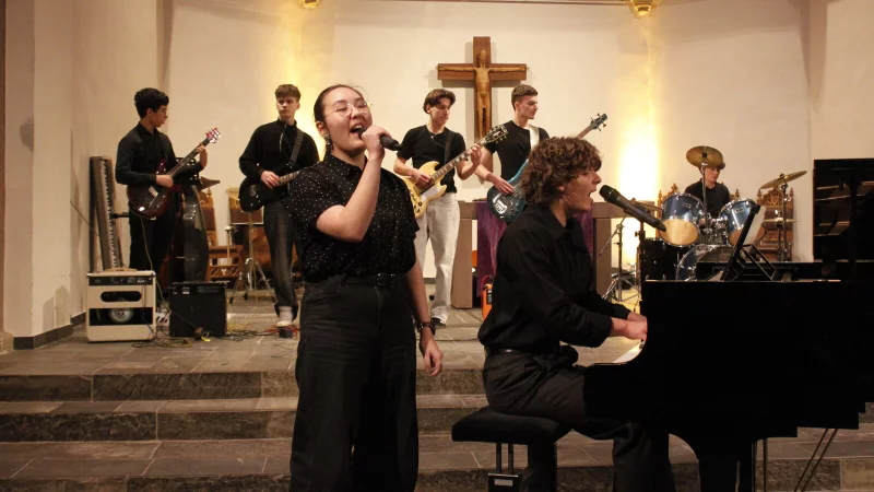 Stimmgewaltig: Die Leo-Band bewies, wie facettenreich Musik sein kann. Mit ihrer Stimmgewalt interpretierten sie den bekannten Song While My Guitar Gently Weeps von George Harrsion. Im Vordergrund Mira Weber (Gesang) und David B&ouml;hm (Piano und Gesang). - &copy; Juliana Szabo