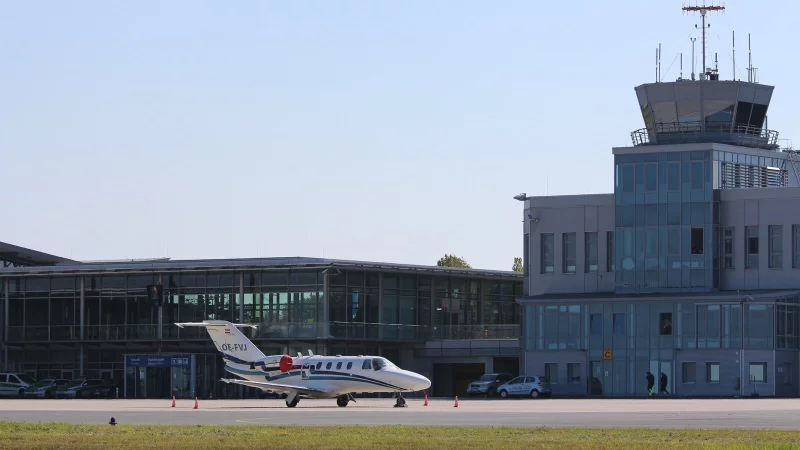 Vom Tower des Flughafens Paderborn/Lippstadt aus sind am fr&uuml;hen Sonntagmorgen Drohnen gesichtet worden. - &copy; Jens Reddeker