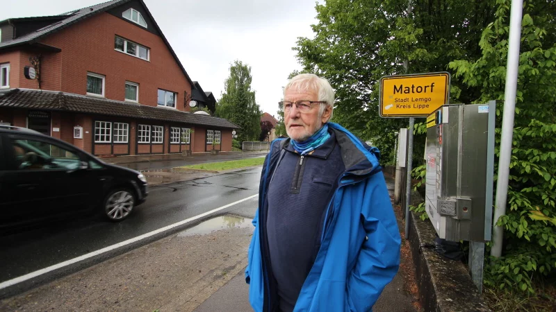 Friedhelm Jasper (SPD) hält den Standort der Matorfer Ortstafel gegenüber dem Gasthof Hartmann (links) für falsch. - © Jens Rademacher