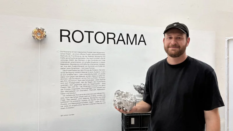 Bachelorstudent Anton Cordes pr&auml;sentiert seine Bachelorthesis "Rotorama" auf der "Wow-Show". - &copy; Jan Schillmann