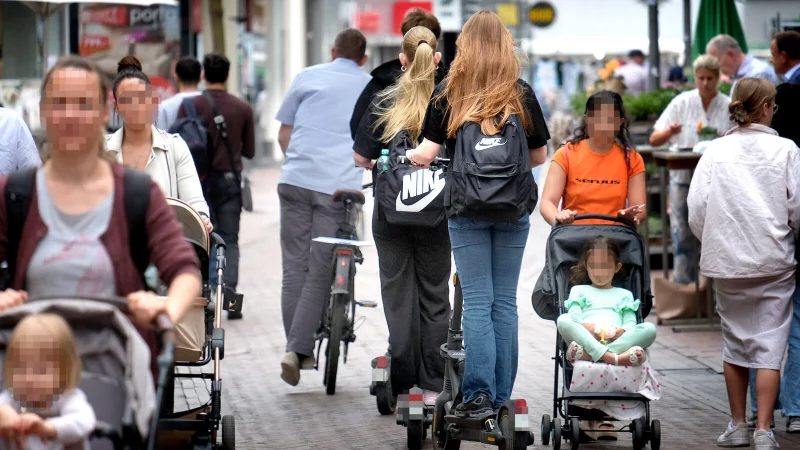 Zwar gibt es eine expliziten Verbotsschilder an den Eingängen der Fußgängerzone in Gütersloh, aber das Fahren von Elektrorollern ist dort nicht erlaubt. - © Andreas Frücht
