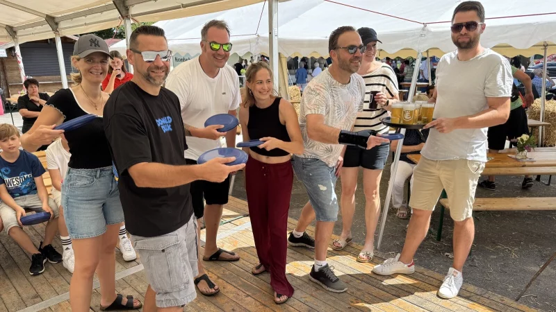 Das "Unicorn-Beachteam" mit Romina Hommel, Pit Kramp, Torben Raatz, Gaby Diedrichs, Björn Pörschke, Jessica Pörschke sowie Michael Hommel (von links) sicherte sich den Sieg beim Spiel um den Haferbach-Pokal. - © Sandra Castrup