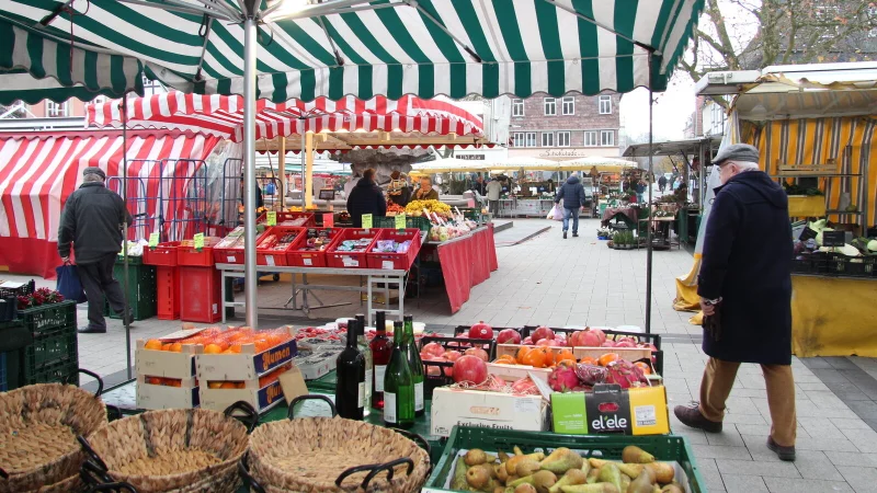 Der Detmolder Wochenmarkt ist bei vielen B&uuml;rgern beliebt. - &copy; Cordula Gr&ouml;ne