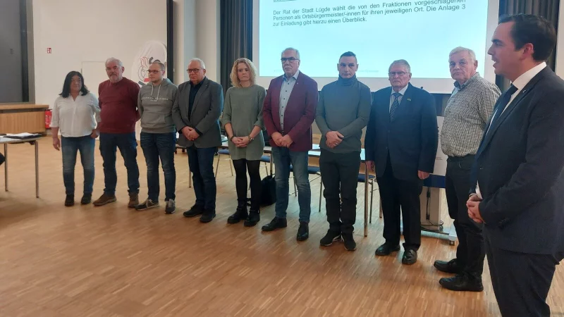 B&uuml;rgermeister Torben Blome (von rechts) hat die Ortsb&uuml;rgermeister und Ortsb&uuml;rgermeisterinnen in ihr Amt eingef&uuml;hrt: Wolfgang Siefert (SPD, Elbrinxen), Herbert Begemann (SPD, Rischenau), Stephan M&uuml;ller (SPD, Niese), Klaus Zumhasch (SPD, L&uuml;gde), Natascha Goebbelet (CDU, W&ouml;rderfeld), Detlef Schake (FWG, Sabbenhausen), Jannik Grote (CDU, K&ouml;terberg), Gerhard Schr&ouml;der (SPD, Falkenhagen) und Monique Henn (SPD, Harzberg). Es fehlt Reinhard M&uuml;ller (CDU, Hummersen). - &copy; Michaela Wei&szlig;e