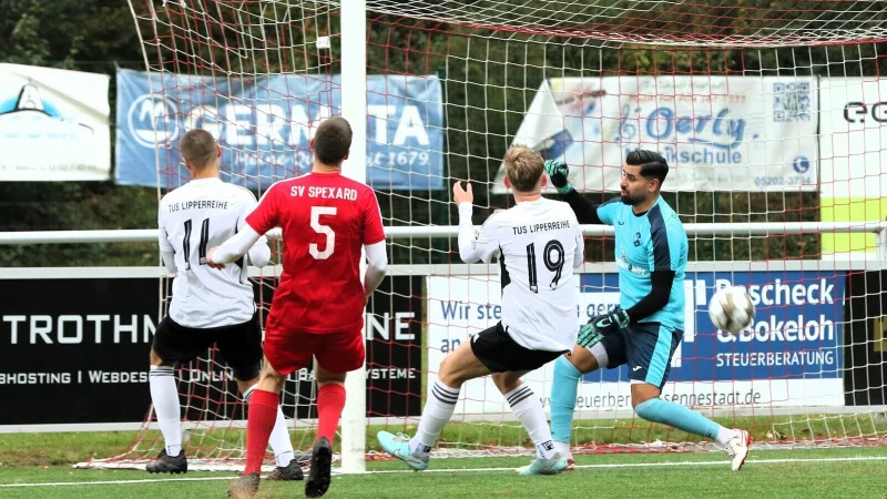 Tor oder kein Tor? Lipperreihes Niklas Wiens (Nummer 19) darf sich wenig sp&auml;ter als Torsch&uuml;tze feiern lassen. Der Schiri sah den Ball hinter der Torlinie. - &copy; Oliver K&ouml;nig