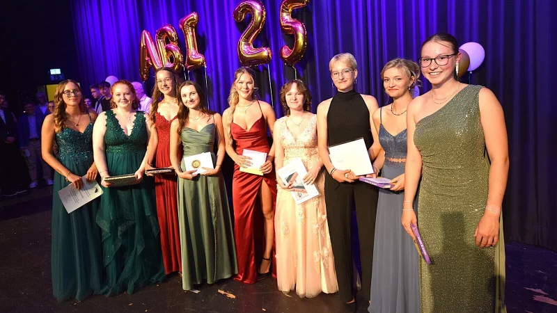 Clara Mohrenstecher, Lina Schöwerling-Schlink, Clara Kochsiek, Lena Sophie Beutling, Rosalie Becker, Janina Michel, Lina Kindsgrab, Neele Beine und Julie Holwitt (von links) sind für ihre Leistungen geehrt worden. Foto: Karin Prignitz - © Karin Prignitz