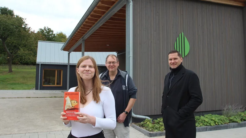 Raum f&uuml;r Kultur- und Umweltbildung: Die Staff-Stiftung nimmt ihr neues "Forum f&uuml;r Natur und Kunst" an der Stra&szlig;e Waterfohr direkt am Staff-Park mit einer Lesung des Autors Dimitrij Kapitelman in Betrieb. Das Foto zeigt (von links) Charlotte Tappmeier und Karsten Strack vom Literaturb&uuml;ro OWL als Kooperationspartner und Stiftungs-Gesch&auml;ftsleiter Sebastian Prei&szlig;. - &copy; Jens Rademacher