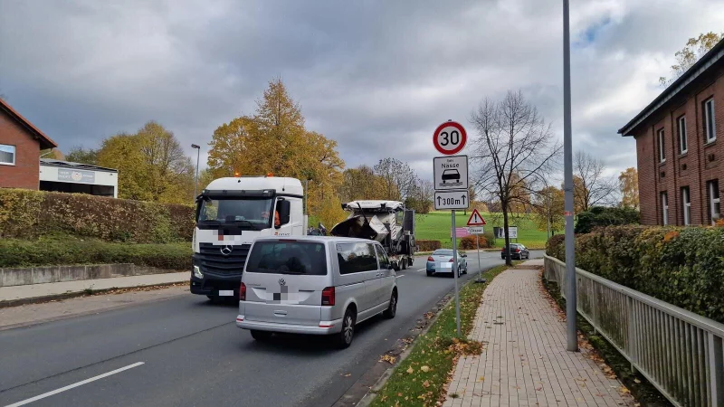 Seit etwa einem Jahr gilt in diesem Kurvenbereich auf der Lemgoer Stra&szlig;e (B66) Tempo 30 bei N&auml;sse. - &copy; Nadine Uphoff