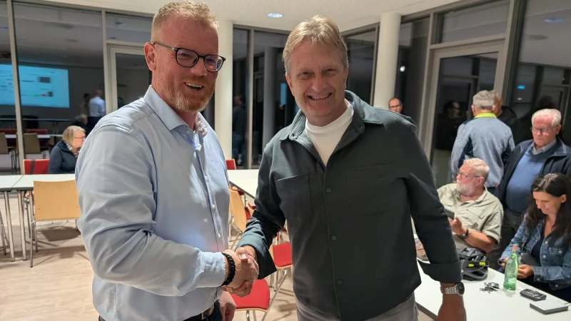 Erleichterung im D&ouml;rentruper B&uuml;rgerhaus: Friso Veldink (links) und der CDU-Fraktionsvorsitzende Rainer Fornefeld begl&uuml;ckw&uuml;nschen sich gegenseitig zu den guten Ergebnissen. - &copy; Annika Langhagel