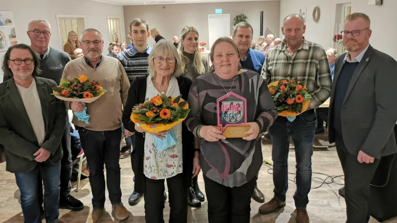 Die Ehrenamtlichen freuen sich &uuml;ber den Preis. - &copy; Sylvia Frevert