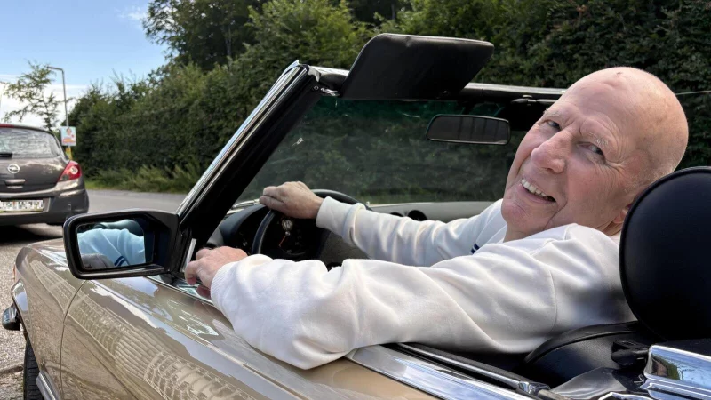 Dieter Holthaus am Steuer seines Mercedes Cabriolet 300 SL, Baujahr 1986. - © Martin Hostert
