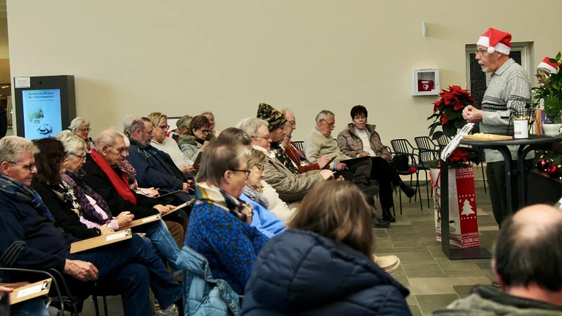 Beim Bingo in der Wandelhalle ist auch mal Konzentration gefragt. Die Regie und Spielleitung liegt in den Händen von Jürgen ?Rosin (rechts). - © Melanie Meyer