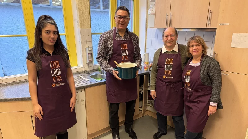 Kochen &uuml;ber den Tellerrand: Melika Keshmiri (von links), Mohammed Keshmiri, Klaus Meding und Sabine Meding in der AWO-Begegnungsst&auml;tte. - &copy; Sven Kienscherf
