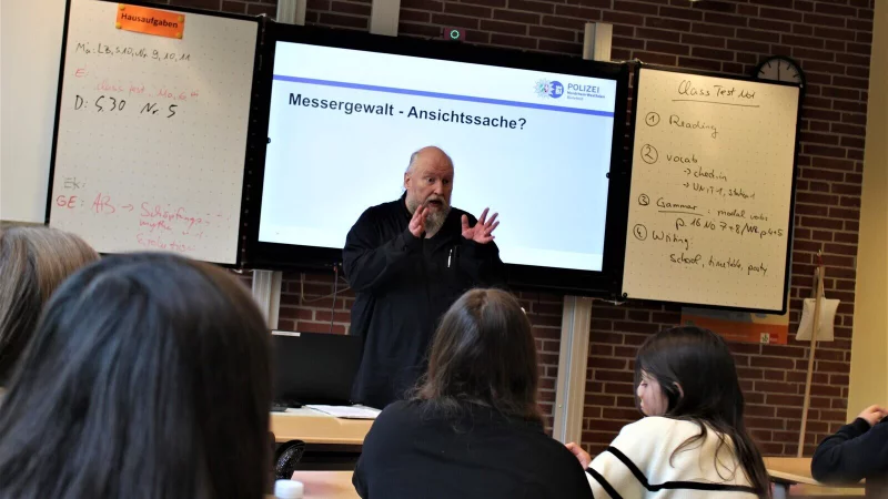 Messerpr&auml;vention zwischen Hausaufgaben und Text-Abl&auml;ufen: Die Sch&uuml;ler des Hans-Ehrenberg-Gymnasiums in Bielefeld-Senne lauschen Kriminalhauptkommissar Kai Rosin. - &copy; Lukas Brekenkamp