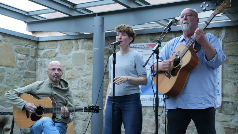 Auftakt der Sommerkonzerte im Hof des Hexenbürgermeisterhauses - mit Martin Moro und dem Duo Madline & Jay (von links). - © Thomas Krügler