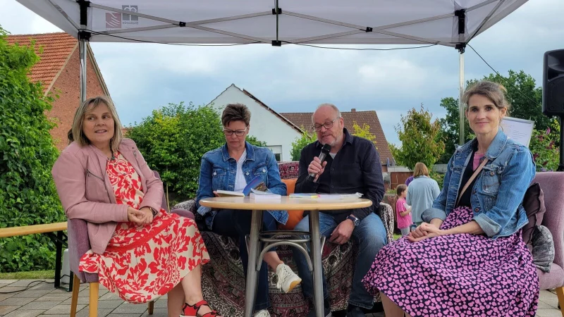 Adelheid Schütte (links) und Sigrid Kelly (rechts) vom Mehrgenerationenhaus mit Autor Maximilian Reicke und Anja Storck. - © Vasco Stemmer