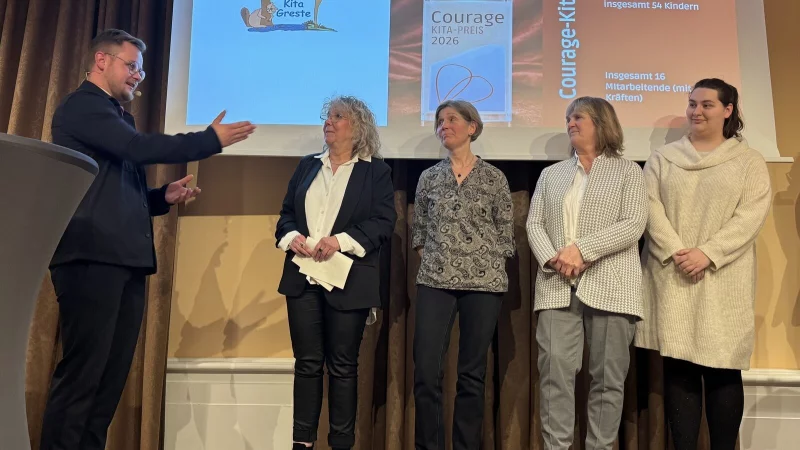 Vorstand und "Courage"-Vereinsgr&uuml;nder Jason Maximilian Jochem (links) begl&uuml;ckw&uuml;nscht Vertreterinnen der Kita Greste, die f&uuml;r herausragendes Engagement in Sachen Trauerarbeit mit dem "Courage-Kita-Preis" ausgezeichnet worden ist. - &copy; Sandra Castrup