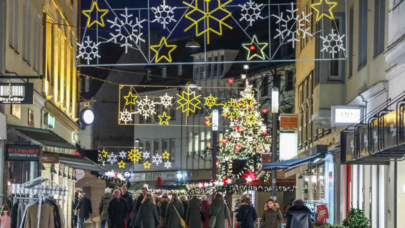 Die Innenstädte in OWL strahlen aktuell durch Weihnachtsbeleuchtung. So kommen Sie sicher durch die Adventszeit. - © Sarah Jonek