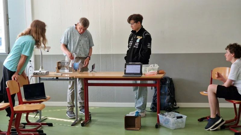 Richard Weber (von links), Meteorologe Clemens Simmer, Giuliano Boccardo und Luiz Stoellger führen das Experiment durch. - © Nadine Uphoff