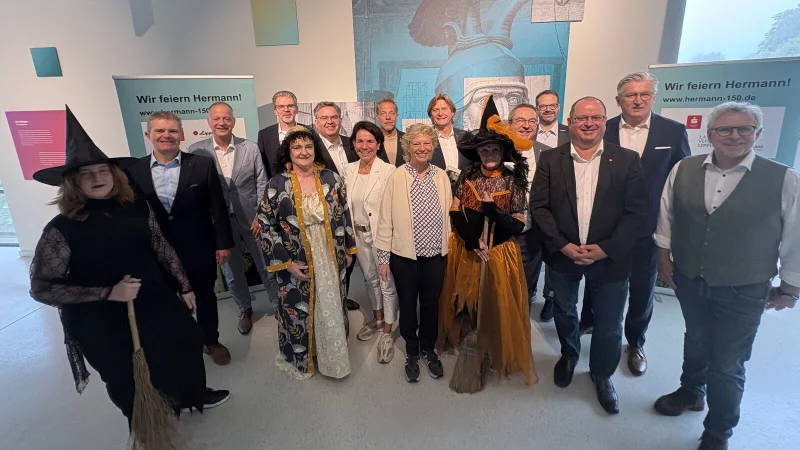 Organisatoren und Sponsoren: Annalena Schaefer (LTM), Arnd Paas (Vorstandsvorsitzender Sparkasse Paderborn-Detmold-H&ouml;xter), Dirk Dankelmann (Vorstand Lippische Landesbrand), Klaus Dr&uuml;cker (Vorstandsvorsitzender Sparkasse Lemgo), G&auml;stef&uuml;hrerin Cornelia M&uuml;ller-Hisje, Heinrich Hansmeier (Verbundsvolksbank OWL, Regionalleiter Detmold), Eva-Susanne Ellminger (Pressesprecherin Stadtwerke Detmold), Stefan Br&uuml;ggemann (Staatlich Bad Meinberger), Friederike Strate (Brauerei Strate), G&uuml;nter Weigel, Birgit Dabbert (beide LTM ), Landrat Dr. Axel Lehmann, Benjamin Krentz (Infinity Events), Arne Brand (Landesverband), Ansgar K&auml;ter (Vorstandsvorsitzender Verbundsvolksbank OWL), Thomas Lammering (Verwaltungsvorstand Stadt Detmold). - &copy; Martin Hostert