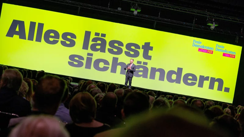 Christian Lindner, damaliger Bundesvorsitzender der FDP, spricht beim Neujahrsempfang der Freien Demokraten NRW im Januar 2025 &ndash; hinter ihm steht "Alles l&auml;sst sich &auml;ndern". - &copy; picture alliance/dpa