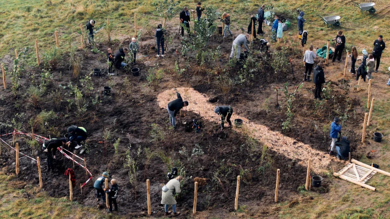 Beim Pflanzen des "Tiny Forests" auf dem Campus der Hochschule Bielefeld haben auch Kinder mitgeholfen. - &copy; Patrick Pollmeier/HSBI