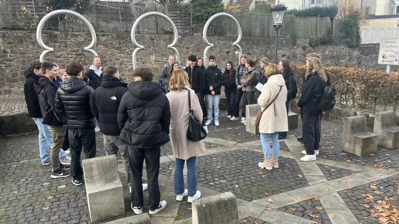 Einen Tag lang setzten sich die Religionskurse der Q2 der Gesamtschule Aspe mit j&uuml;dischen Familienschicksalen in Bad Salzuflen und Sch&ouml;tmar auseinander. - &copy; Gesamtschule Aspe
