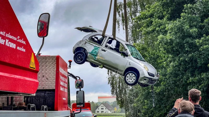 Am Mittwochvormittag wurde ein Auto mit einem Spezialkran aus der Aa in Herford geborgen. - © Daniel Salmon