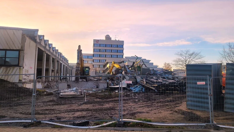 Die Bagger r&uuml;cken dem alten Laborgeb&auml;ude auf dem Campus der Technischen Hochschule OWL in Lemgo zu Leibe. - &copy; Katrin Kantelberg
