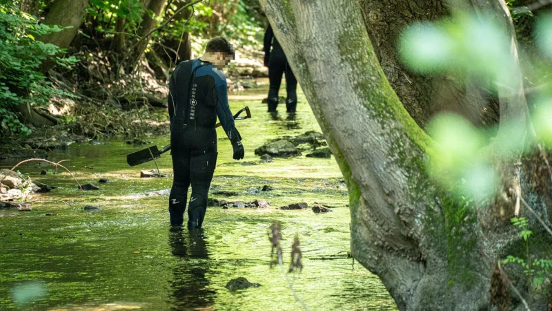 Die Suche geht weiter: Taucher suchen am Freitagnachmittag die Tatwaffe im seichten Gewässer. Zuvor hatte der Hauptangeklagte preisgegeben, wo er die Pistole entsorgt hatte. - © Freitag TV