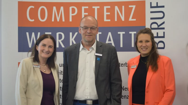 Agata Dybala (links), Stefan Susat (Vorstand des Jobcenters Lippe), und Anna-Lena Grabbe (Qualit&auml;tsmanagementbeauftragte der CW-B). - &copy; CompetenzWerkstatt Beruf