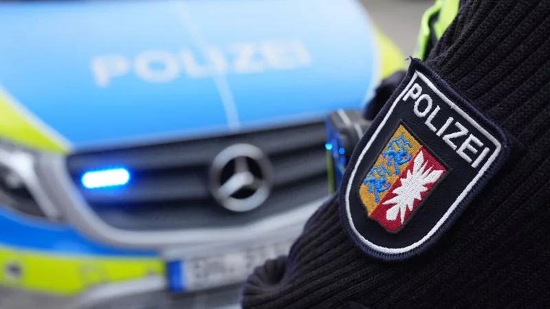 Bei einer Verkehrskontrolle in Bad Pyrmont hat eine Autofahrerin unter Drogeneinfluss einen Polizisten gef&auml;hrdet. (Symbolbild). - &copy; Marcus Brandt/dpa