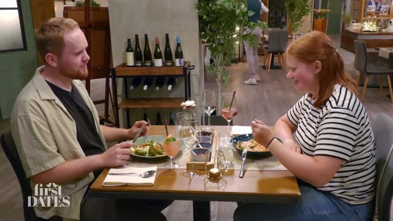 Das Essen im "First-Dates"-Studio schmeckt Malte und Jule nicht nur sehr gut, die beiden können auch gut miteinander reden. - © Screenshot: Vox.de/RTL Group