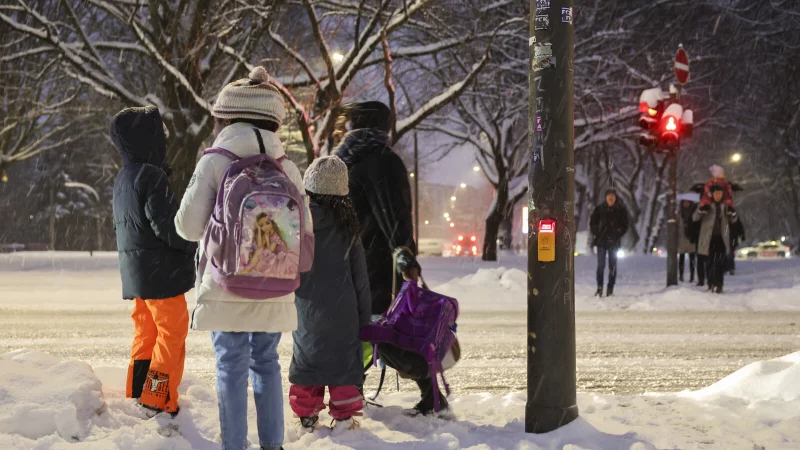 Wegen des Wetters bleibt es im Kreis Lippe den Eltern &uuml;berlassen, ob sie ihre Kinder zur Schule schicken. In Niedersachsen ist der Schulbetrieb f&uuml;r Freitag generell abgesagt worden. - &copy; Christian Charisius/dpa