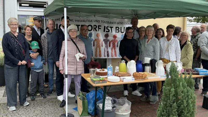 Das B&uuml;ndnis "Augustdorf ist bunt" informiert mit einem Stand vor der Post am Marktplatz. - &copy; B&uuml;ndnis "Augustdorf ist bunt"