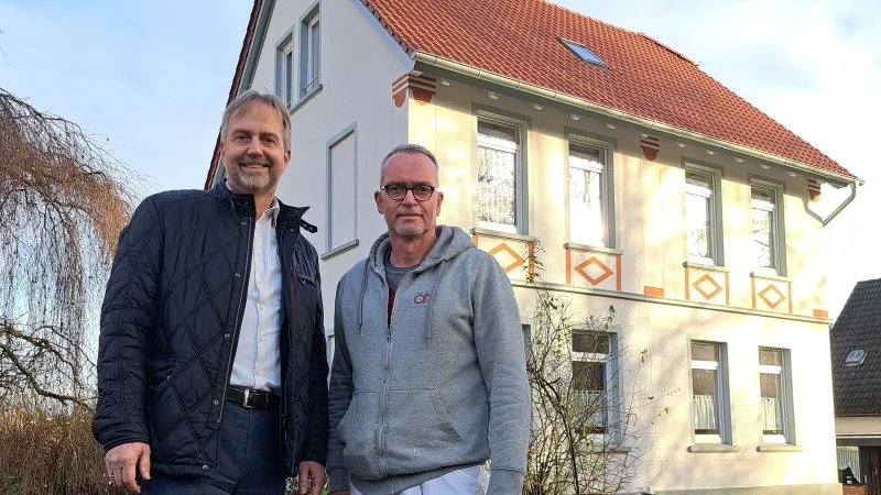 Markus Rempe (links), Gesch&auml;ftsf&uuml;hrer der Kreishandwerkerschaft Paderborn-Lippe, und Andreas Hempe, Obermeister der Maler- und Lackierer-Innung, vor dem Sieger-Mehrfamilienhaus aus dem vergangenen Jahr. - &copy; Carolin Brokmann-F&ouml;rster