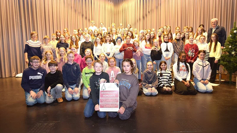 Chor-AG I des Niklas-Luhmann-Gymnasiums mit den Musikp&auml;dagogen Stefanie Dermann und Alfons Haselhorst. - &copy; Karin Prignitz